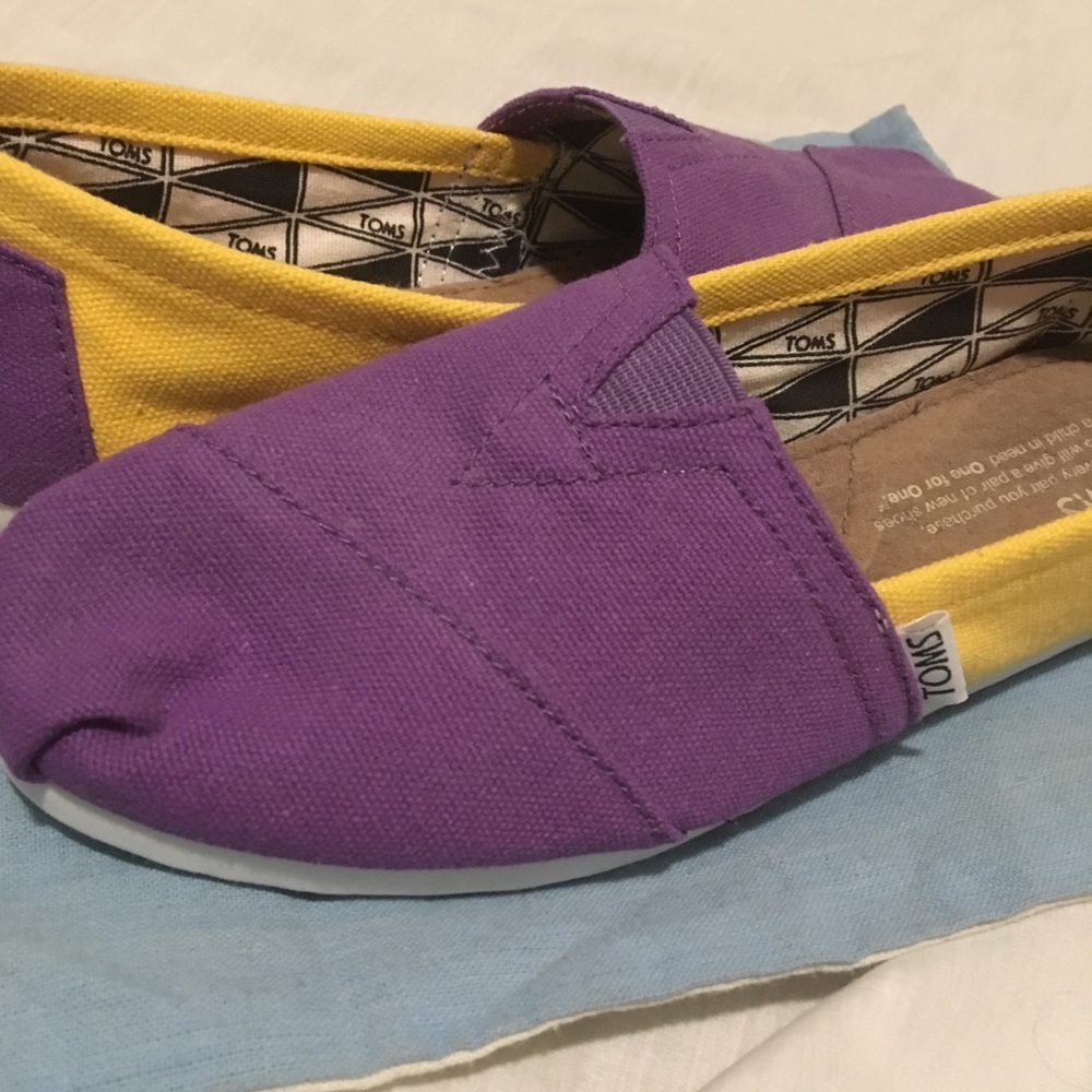 NWT Toms